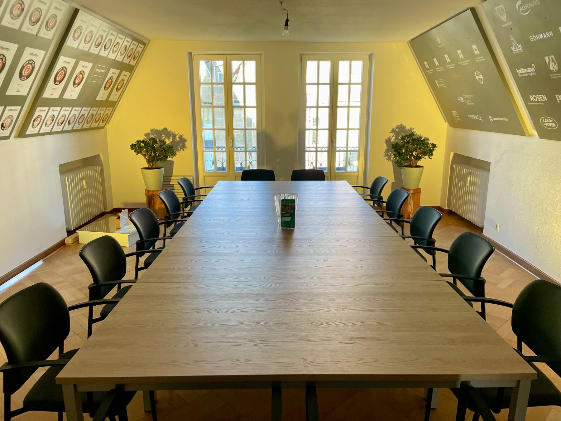Seminarraum von Online-Profession mit Bestuhlung und Präsentationsfläche