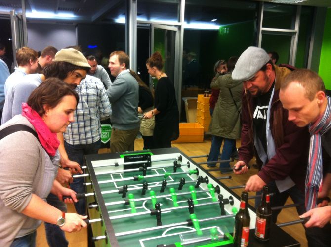 Nico Sacotte und Marco Pe am Kickertisch